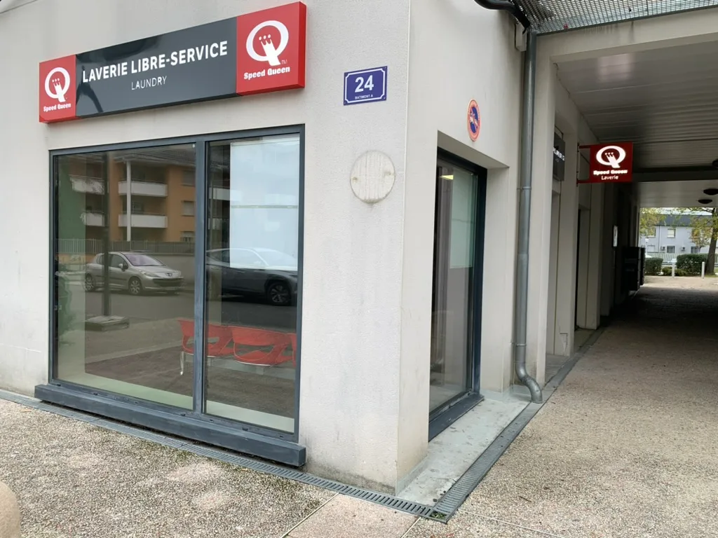 Façade angle passage avec numéro 24, laverie Speed Queen Croix-Daurade Toulouse