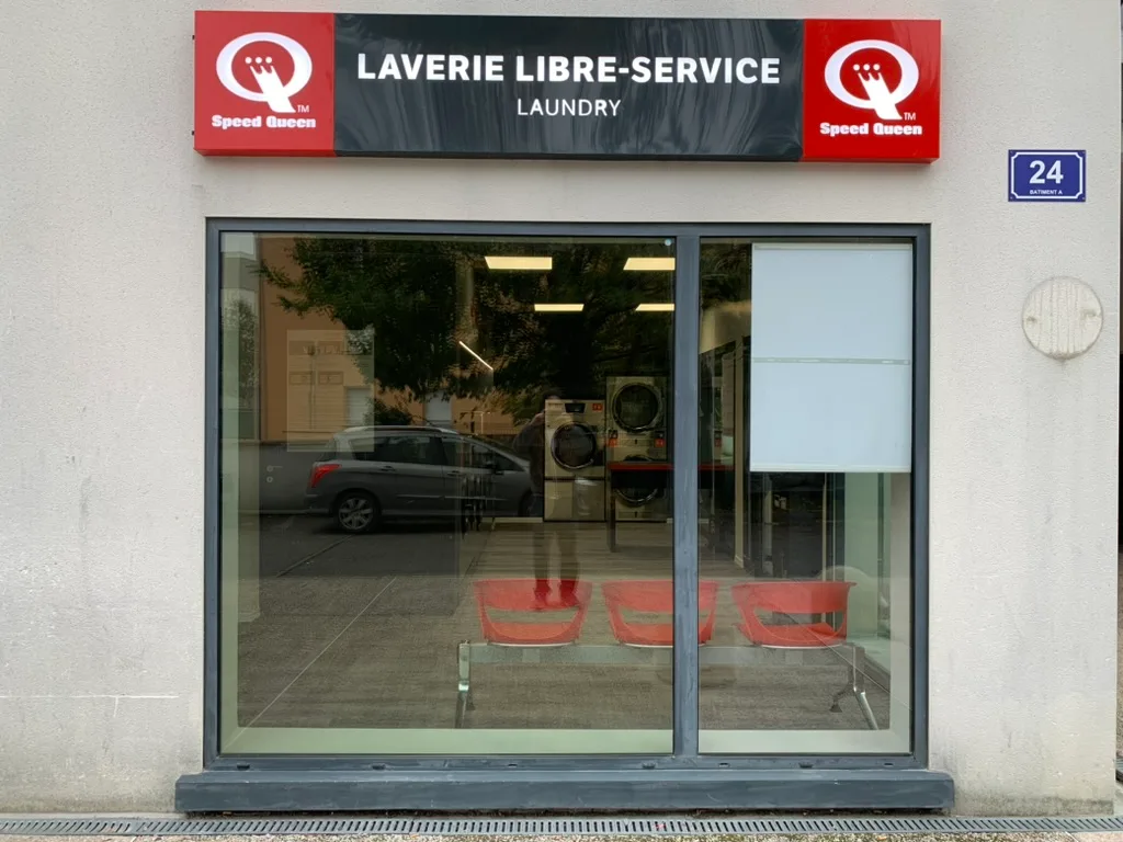 Façade laverie Speed Queen Croix-Daurade Toulouse, enseigne et vitrine